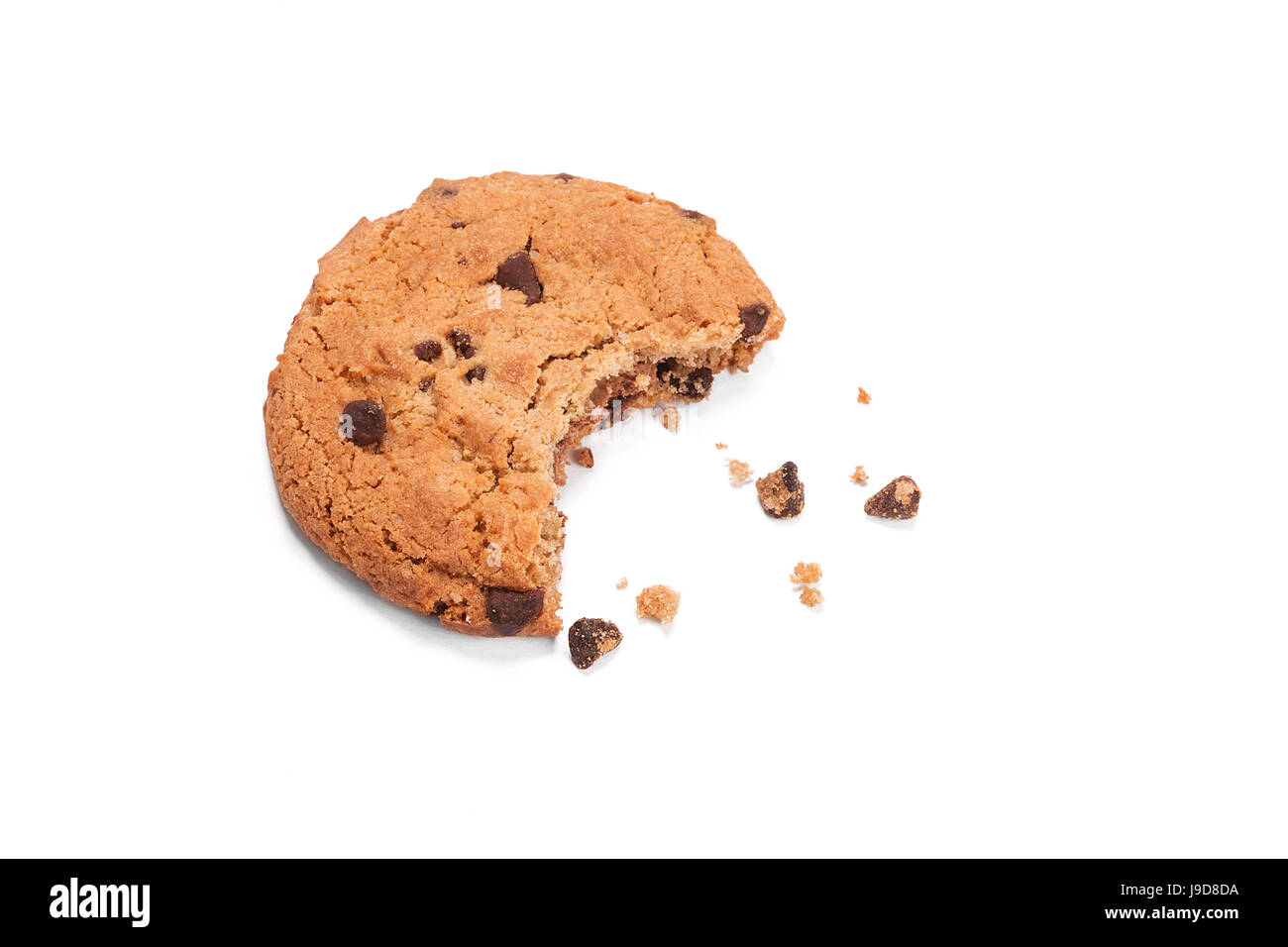 Einzelne Runde Schokolade chip Keks mit Krümel und Biss fehlt, isoliert auf weiss von oben. Stockfoto