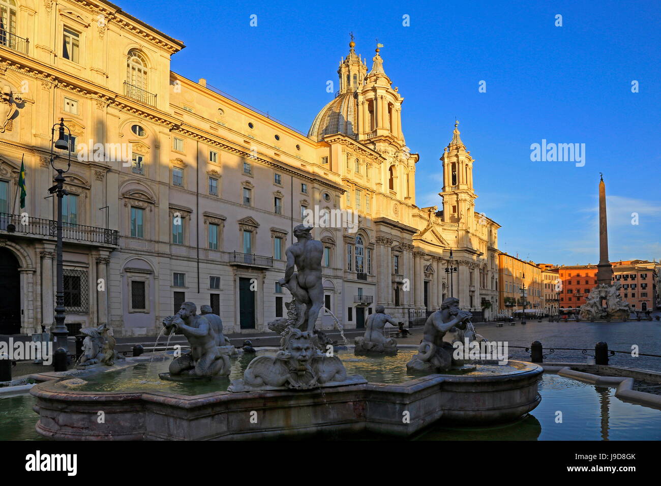 Fontana del Nettuno und Fontana dei Quattro Fiumi in Piazza Navona, Rom, Latium, Italien, Europa Stockfoto