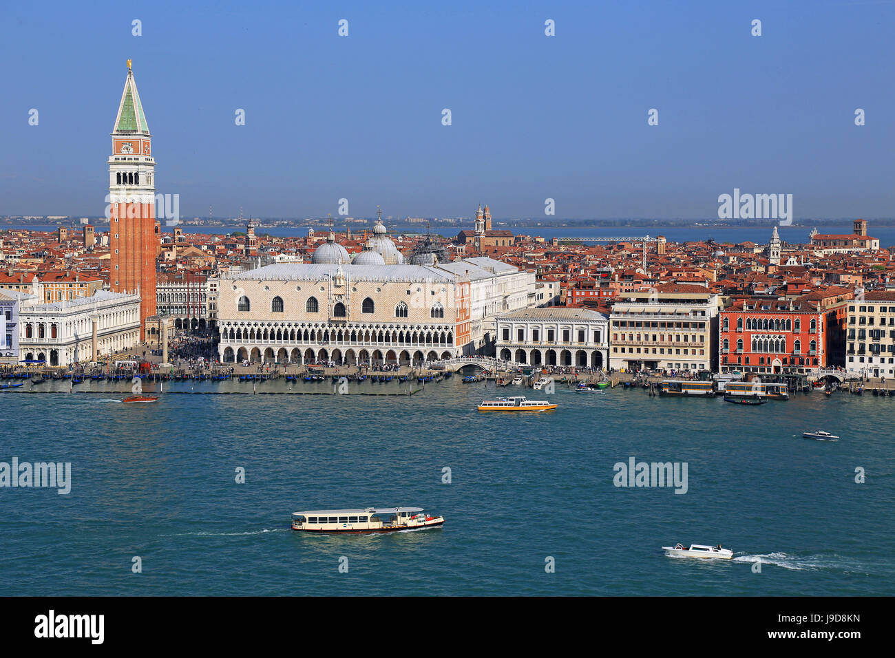 Blick Richtung Campanile und Dogenpalast Palace, Venedig, UNESCO World Heritage Site, Veneto, Italien, Europa Stockfoto