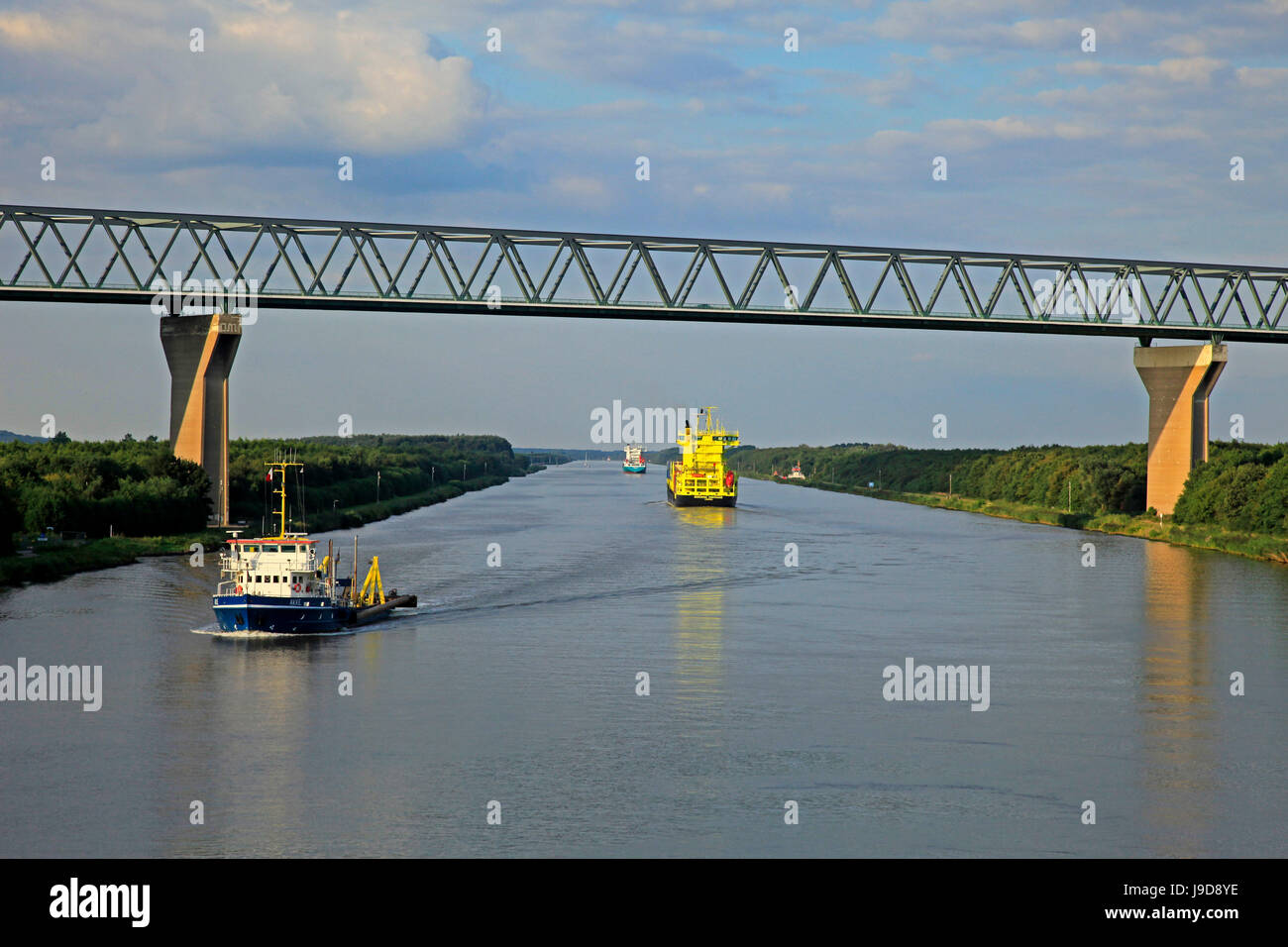Schiffe im Nord-Ostsee-Kanal in der Nähe von Brunsbuttel, Schleswig-Holstein, Deutschland, Europa Stockfoto