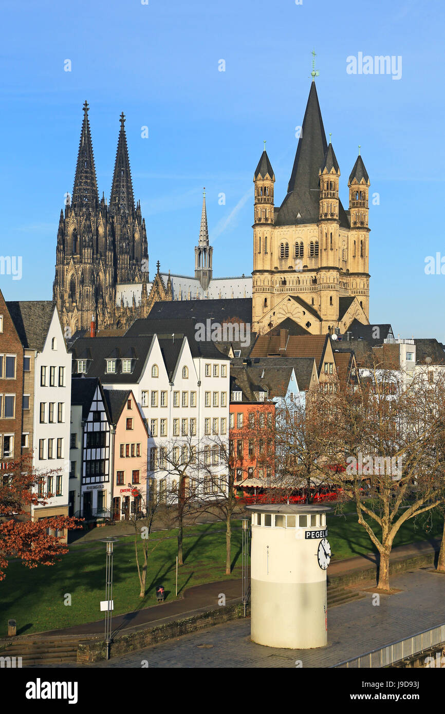 Bank des Rheins mit grober St.-Martins Kirche und Kathedrale, Köln, Nordrhein-Westfalen, Deutschland, Europa Stockfoto