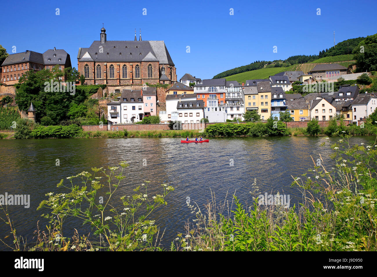 Blick in Richtung Kirche St. Laurentius in Saarburg am Fluss Saar, Rheinland-Pfalz, Deutschland, Europa Stockfoto