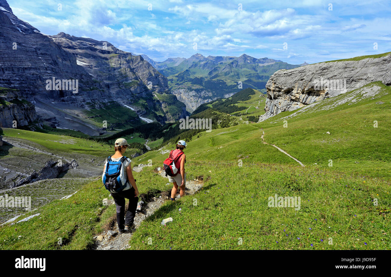 Wanderer auf der kleinen Scheidegg, Grindelwald, Berner Oberland, Schweiz, Europa Stockfoto