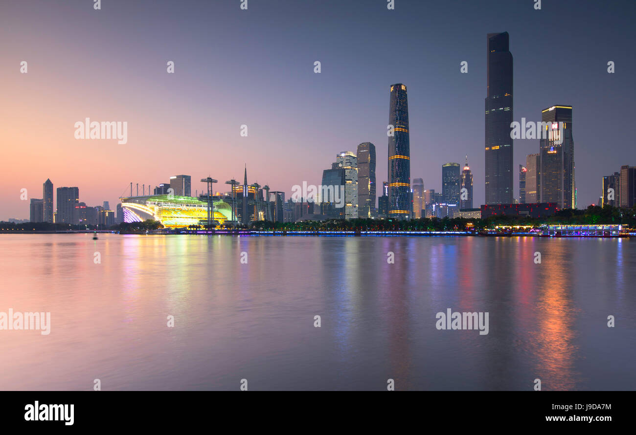 Skyline von Tianhe bei Dämmerung, Guangzhou, Guangdong, China, Asien Stockfoto