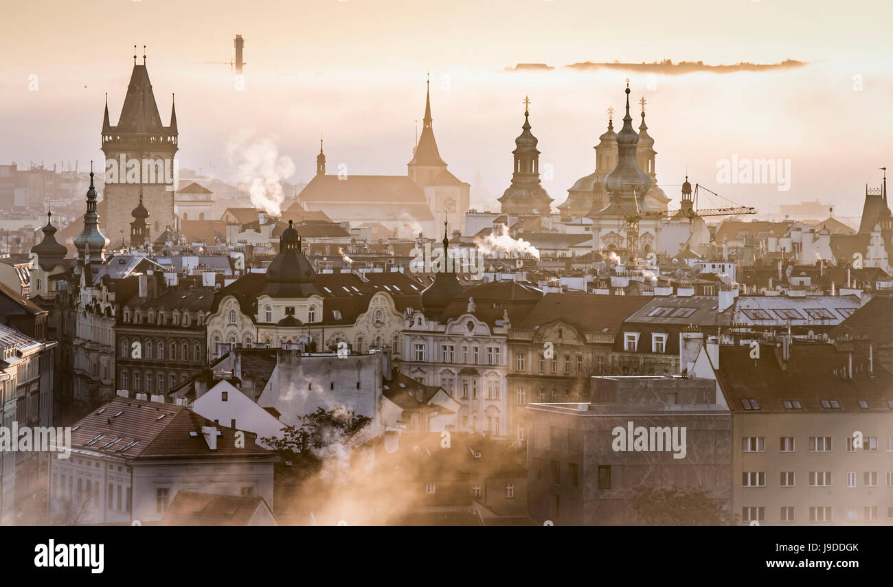 Prager Altstadt im Winter Nebel Stockfoto