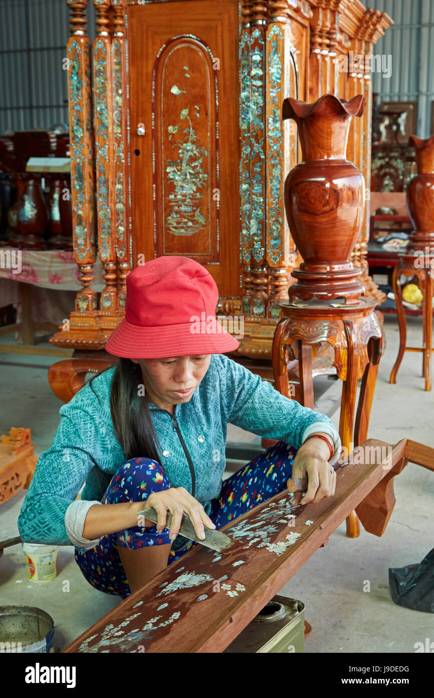Frau macht Intarsien Mutter der Perle Möbel in der Nähe von Go Cong, Tien Giang Province, Mekong-Delta, Vietnam Stockfoto
