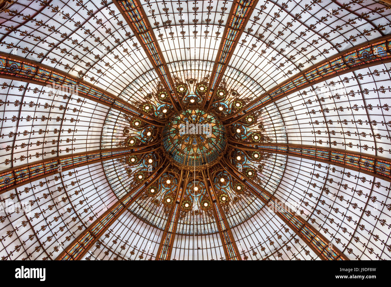 zentrale Kuppel, das Kaufhaus Galeries Lafayette, Boulevard Haussmann, Paris, Frankreich Stockfoto