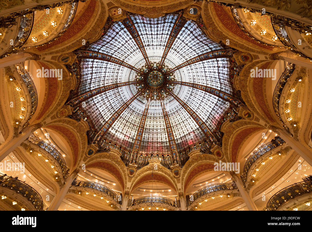 zentrale Kuppel, das Kaufhaus Galeries Lafayette, Boulevard Haussmann, Paris, Frankreich Stockfoto