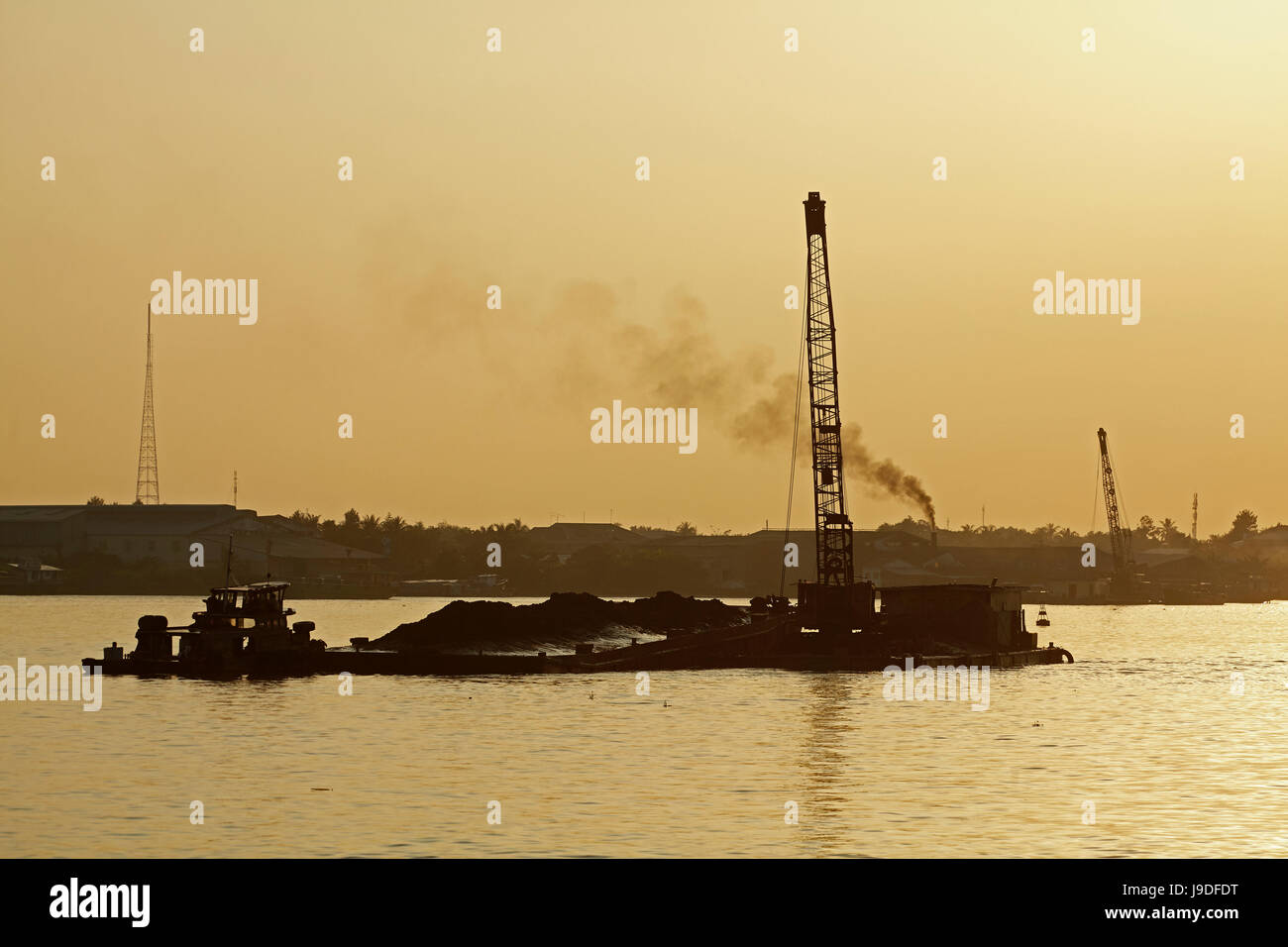 Schlepper und Kahn auf Co-Chien-Fluss (Zweig des Mekong) bei Sonnenuntergang, Vinh Long, Mekong-Delta, Vietnam Stockfoto