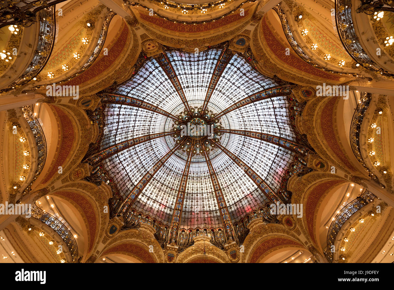 zentrale Kuppel, das Kaufhaus Galeries Lafayette, Boulevard Haussmann, Paris, Frankreich Stockfoto