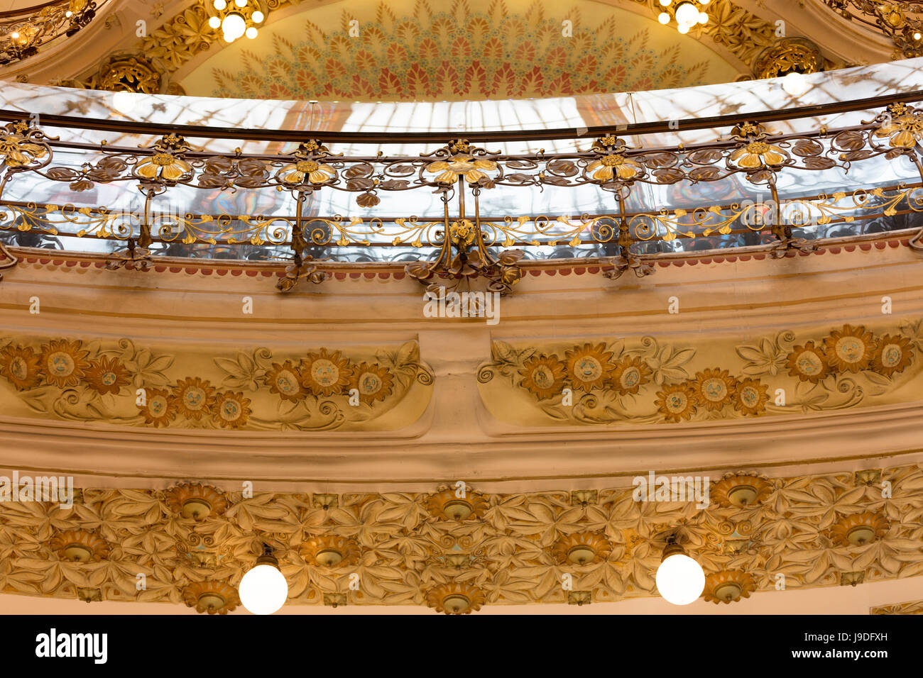 zentrale Kuppel, das Kaufhaus Galeries Lafayette, Boulevard Haussmann, Paris, Frankreich Stockfoto
