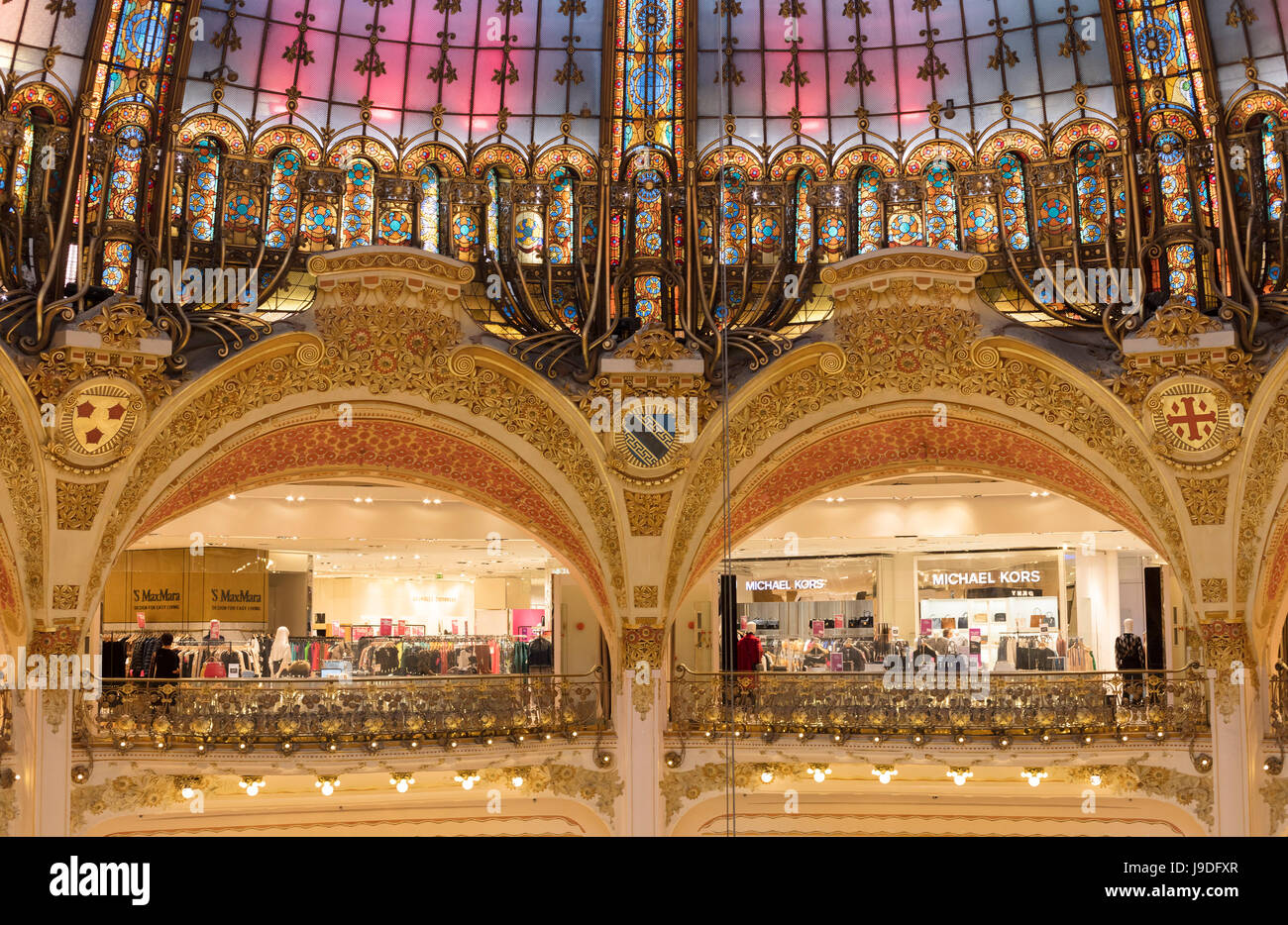 zentrale Kuppel, das Kaufhaus Galeries Lafayette, Boulevard Haussmann, Paris, Frankreich Stockfoto