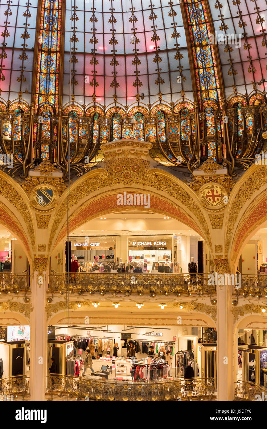zentrale Kuppel, das Kaufhaus Galeries Lafayette, Boulevard Haussmann, Paris, Frankreich Stockfoto