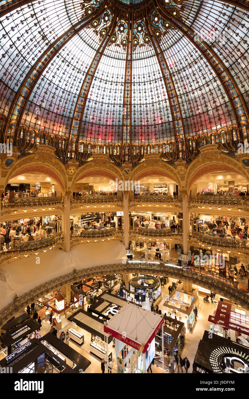 zentrale Kuppel, das Kaufhaus Galeries Lafayette, Boulevard Haussmann, Paris, Frankreich Stockfoto