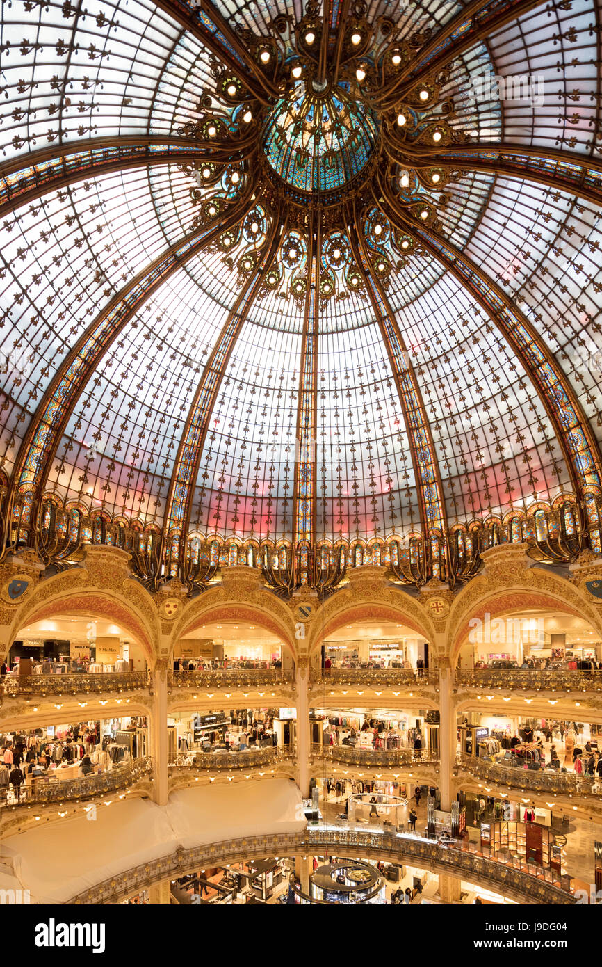 zentrale Kuppel, das Kaufhaus Galeries Lafayette, Boulevard Haussmann, Paris, Frankreich Stockfoto