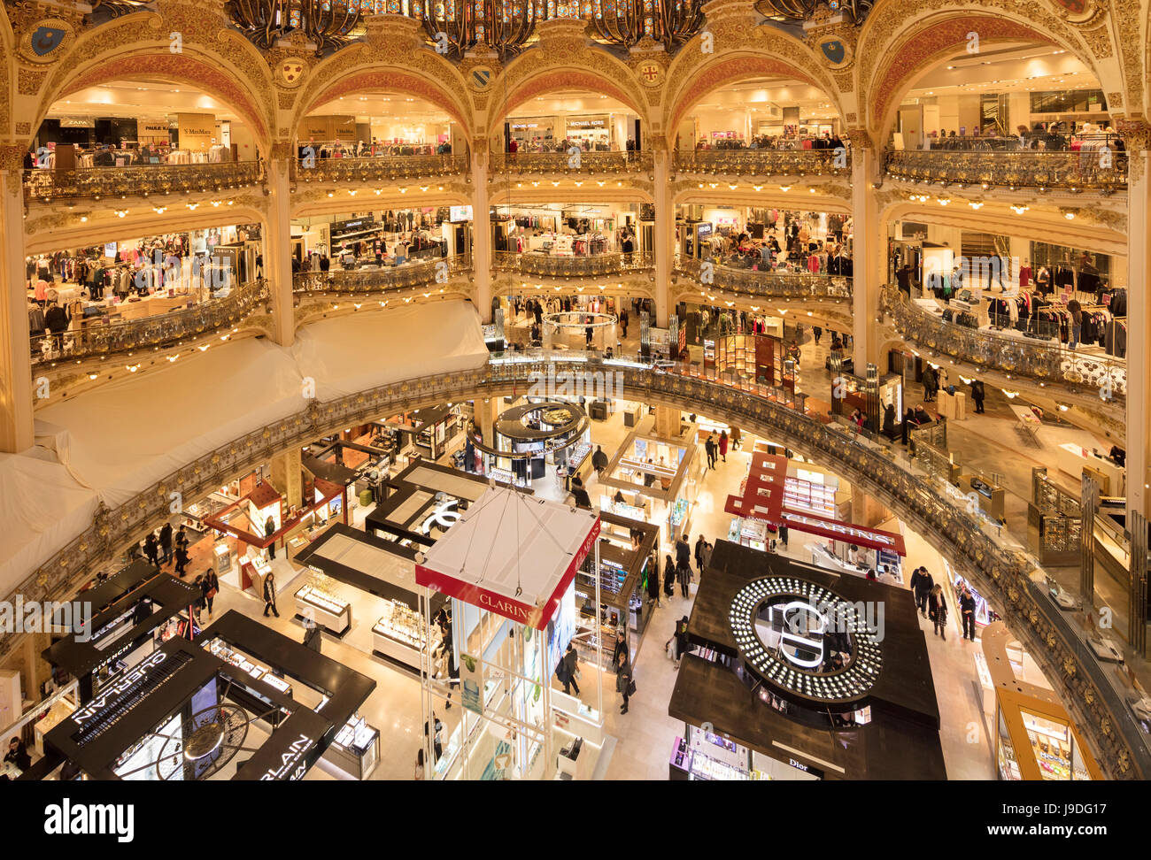 zentrale Kuppel, das Kaufhaus Galeries Lafayette, Boulevard Haussmann, Paris, Frankreich Stockfoto
