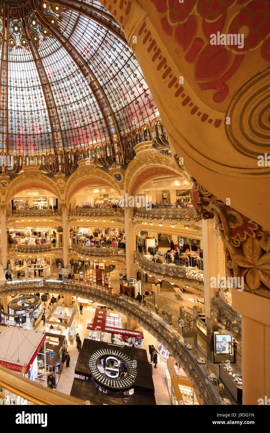zentrale Kuppel, das Kaufhaus Galeries Lafayette, Boulevard Haussmann, Paris, Frankreich Stockfoto