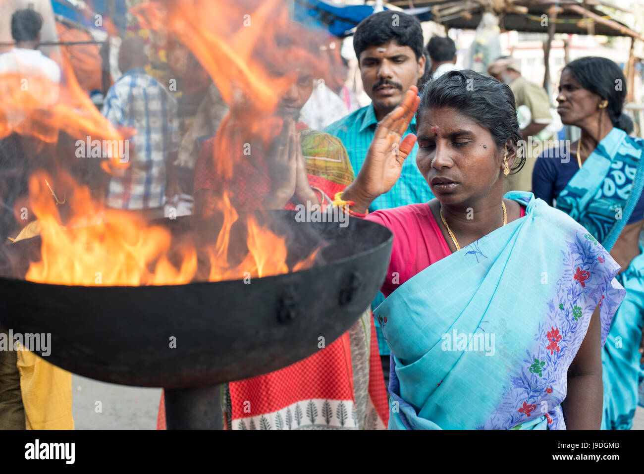 Pilger beten vor dem Arunachaleshwara Tempel in Tiruvannamalai, Tamil Nadu, Indien Stockfoto