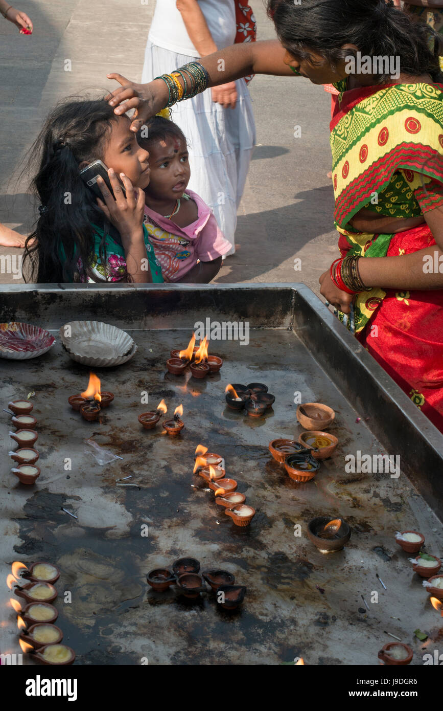 Zwei Kinder erhalten einen Segen von ihrer Mutter in der Arunachaleshwara-Tempel in Tiruvannamalai, Tamil Nadu, Indien Stockfoto