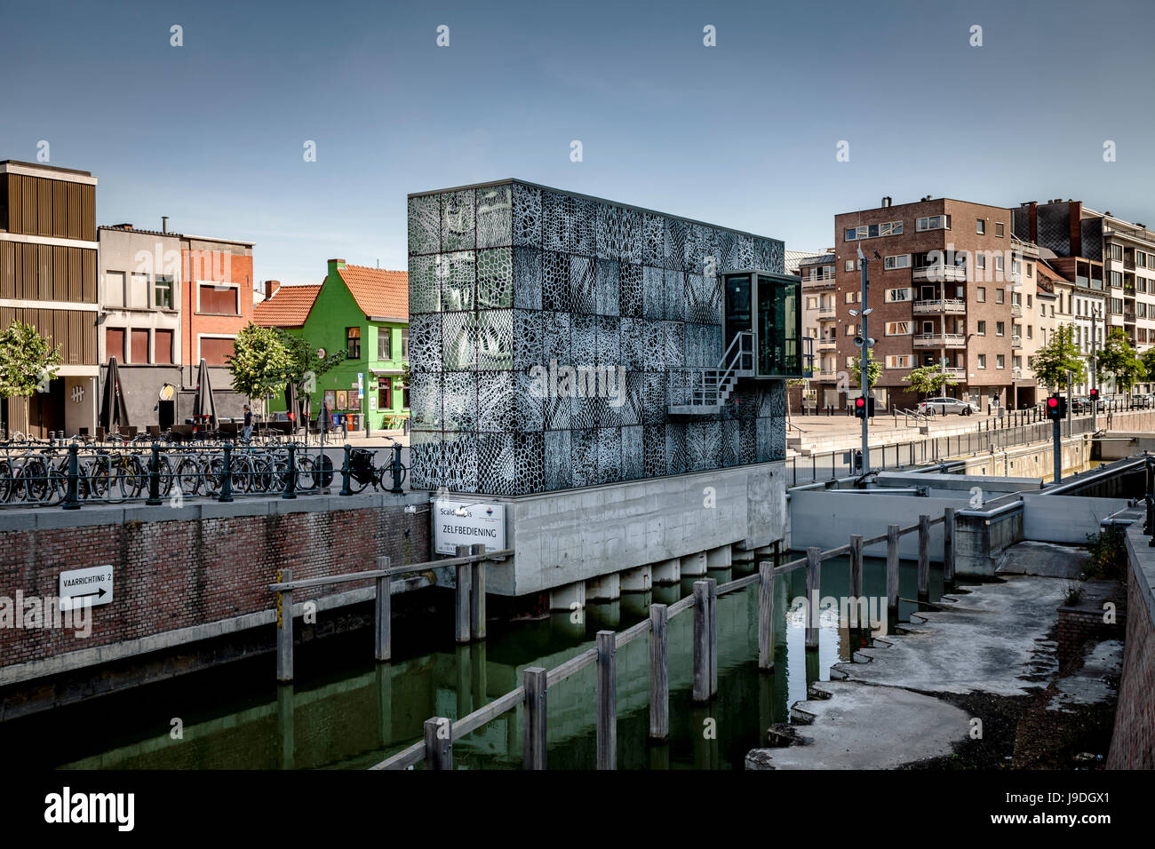 Gent, Belgien - Schiff der Scaldis Schloss, in der Nähe von Portus Ganda, eines der fünf Yachthäfen in der Stadt. Es handelt sich um eine "Self-Service" Schiff schloß. Stockfoto