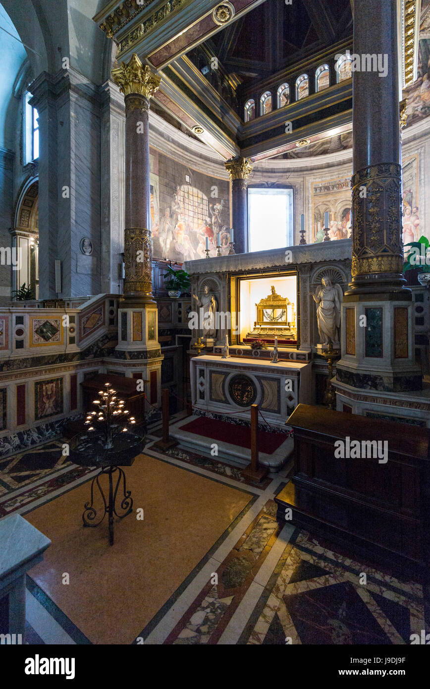 Rom. Italien. Basilica di San Pietro in Vincoli, Reliquienschrein mit den Ketten von St. Peter unter dem Hauptaltar. Stockfoto