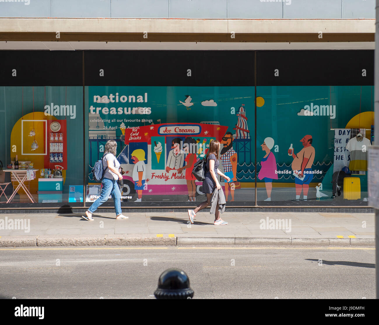 Sommer Schaufenster mit Eiswagen in Peter Jones, Sloane Square, London Stockfoto