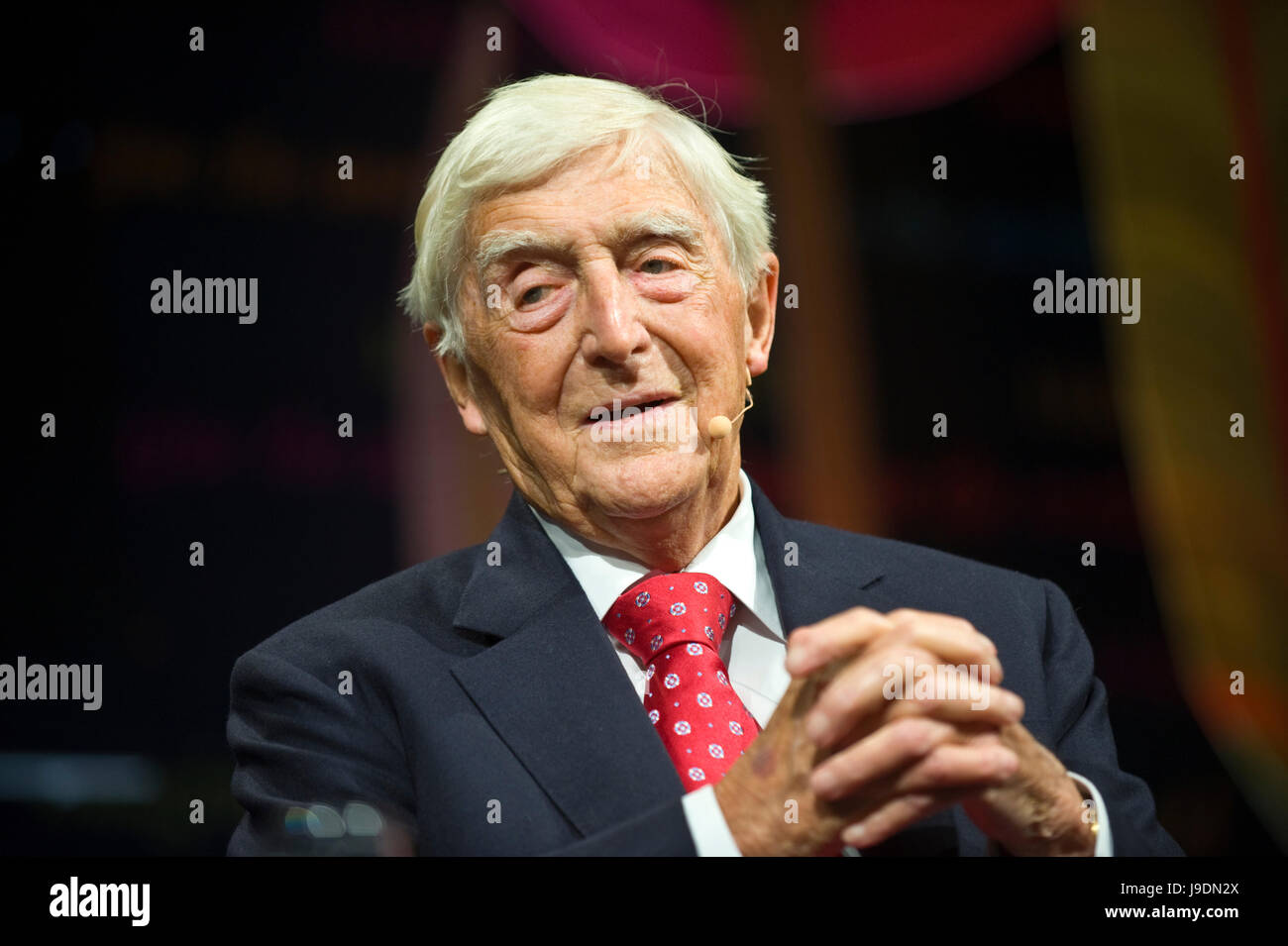 Michael Parkinson sprechen auf der Bühne Hay Festival 2017 Hay-on-Wye powys Wales UK Stockfoto