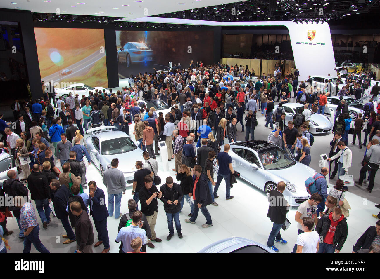 FRANKFURT, GERMANY - SEP 20: Besucher auf der IAA motor Show am Sep 20, 2013 in Frankfurt am Main. Mehr als 1,000 Aussteller aus 35 Ländern sind anwesend Stockfoto