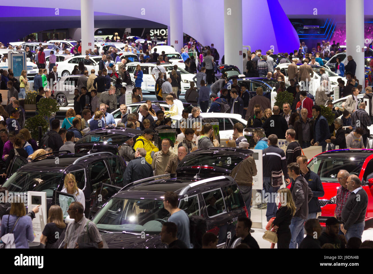 FRANKFURT, GERMANY - SEP 20: Besucher auf der IAA motor Show am Sep 20, 2013 in Frankfurt am Main. Mehr als 1,000 Aussteller aus 35 Ländern sind anwesend Stockfoto