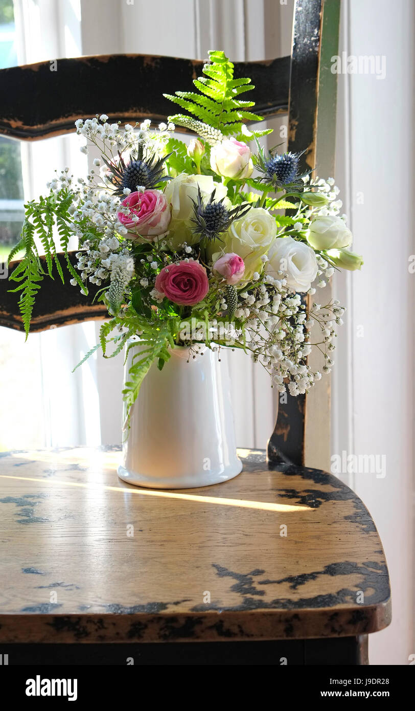 Brautstrauß in weißer Vase auf alten Stuhl Stockfotografie - Alamy