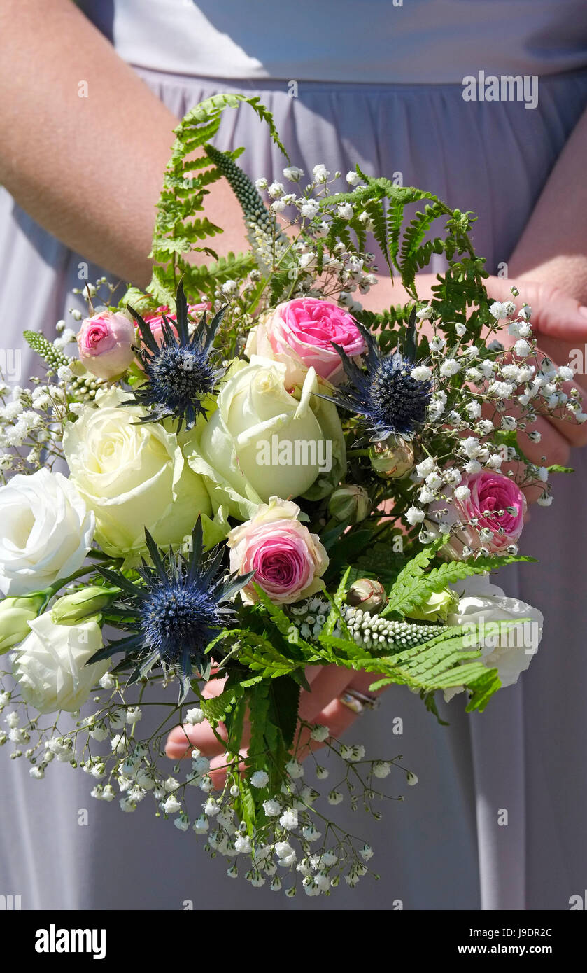 Brautjungfer Holding Blumenstrauß Stockfoto