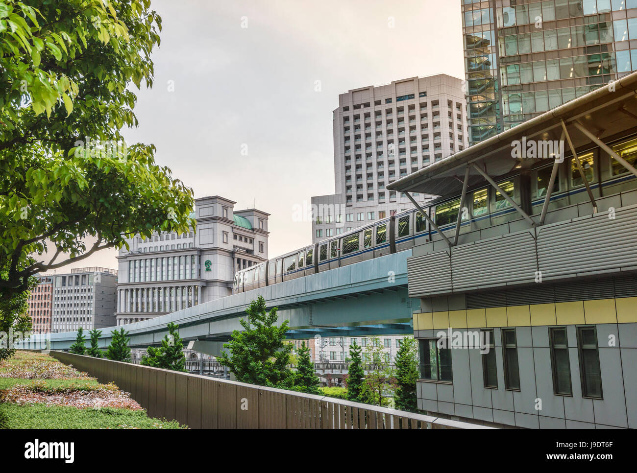 Neuer Transit-Yurikamome-Zug (Shinkōtsū Yurikamome) am Bahnhof Shiodome, Tokio, Japan. Stockfoto