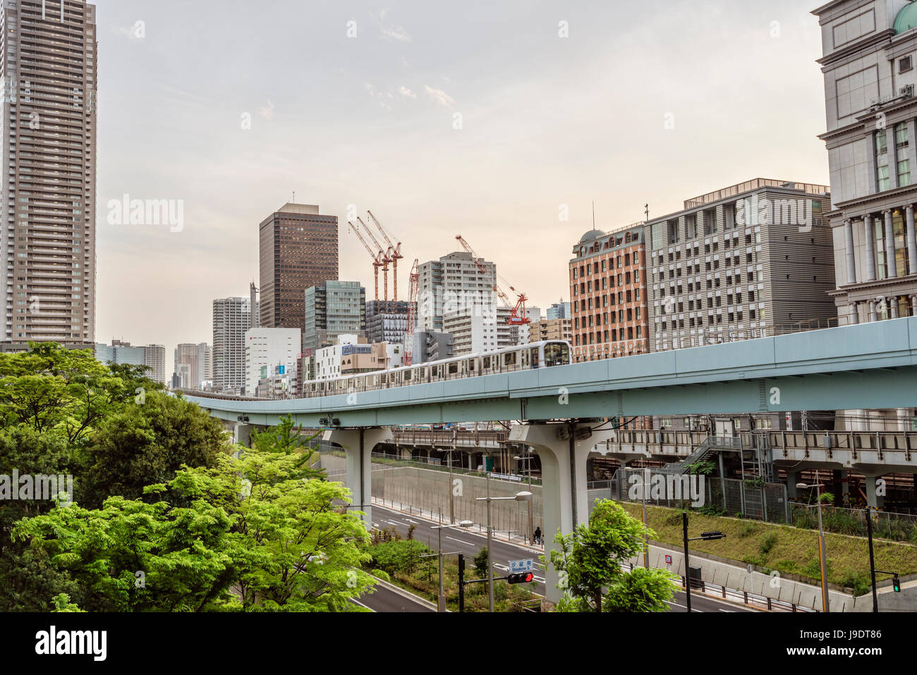Neuer Transit-Yurikamome-Zug (Shinkōtsū Yurikamome) am Bahnhof Shiodome, Tokio, Japan. Stockfoto