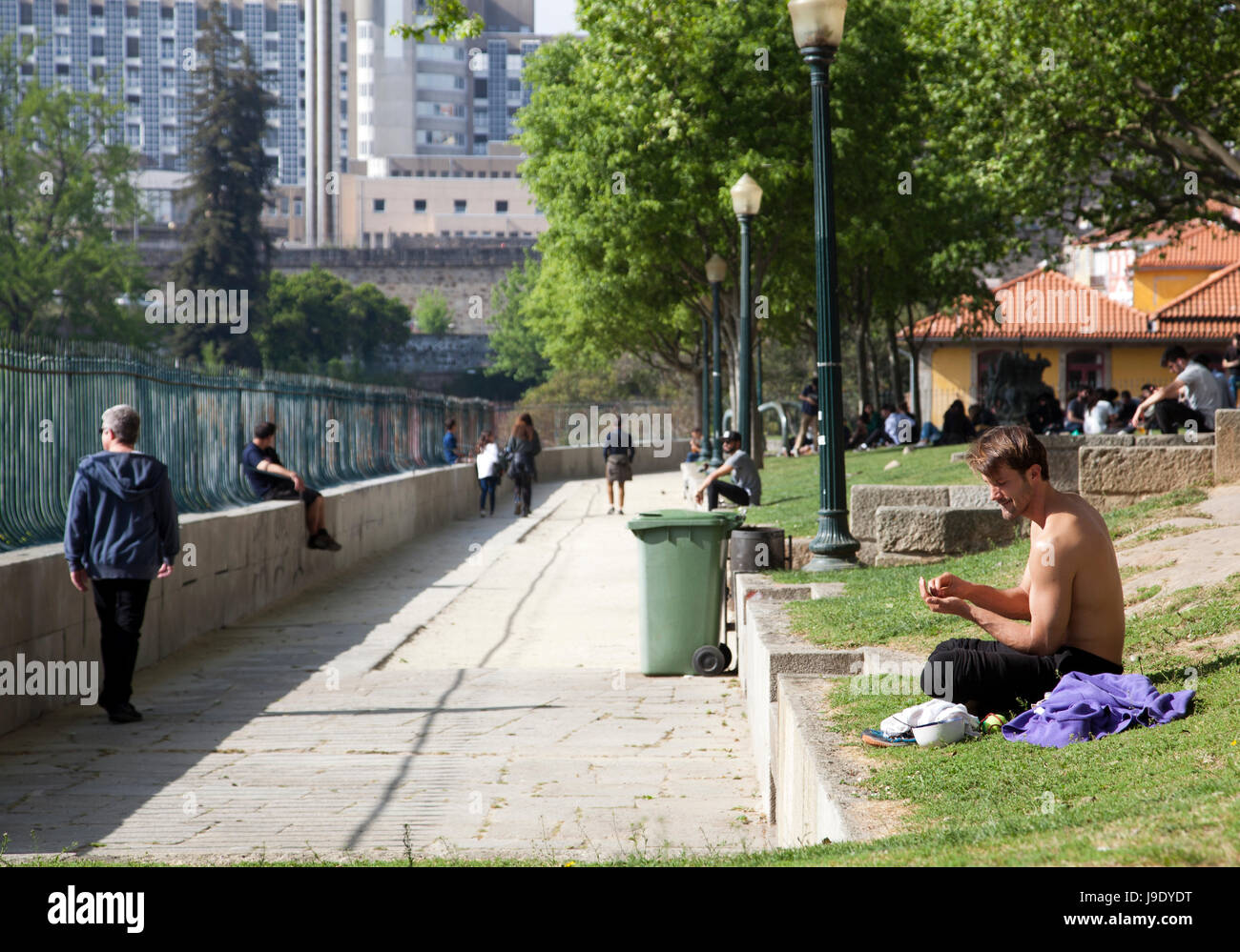 Passeio Das Virtudes promenade mit Blick über Porto in Portugal Stockfoto