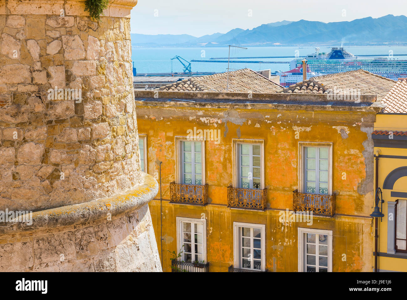 Cagliari-Sardinien Altstadt, Detail der mittelalterlichen Stadtmauer umschließt das Castello-Viertel von Cagliari mit Stadthafen in der Ferne, Sardinien Stockfoto