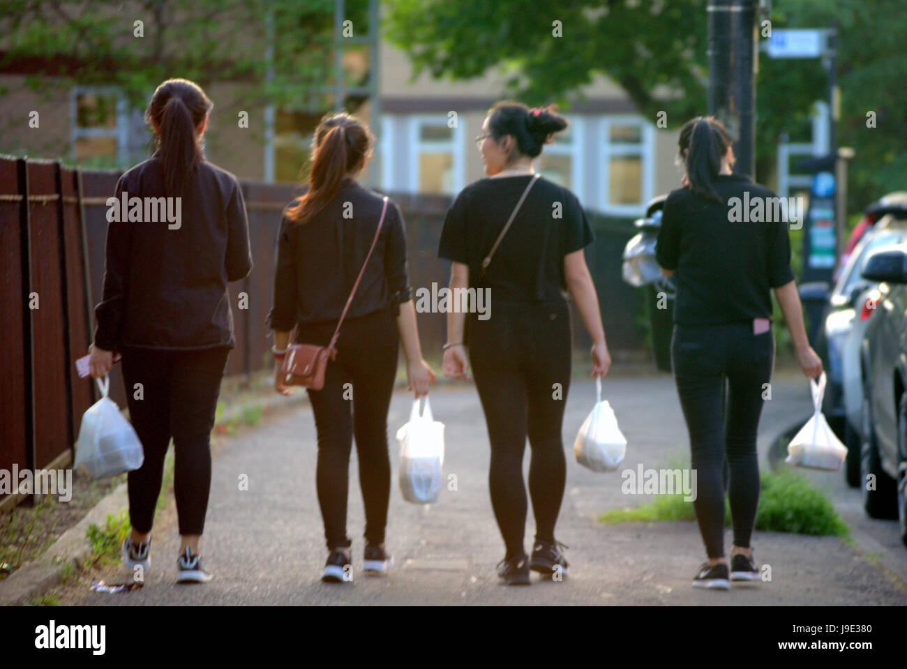 vier chinesische wegnehmen Mädchen auf den Straßen von Finnieston Glasgow eine Reihe 4 Stockfoto