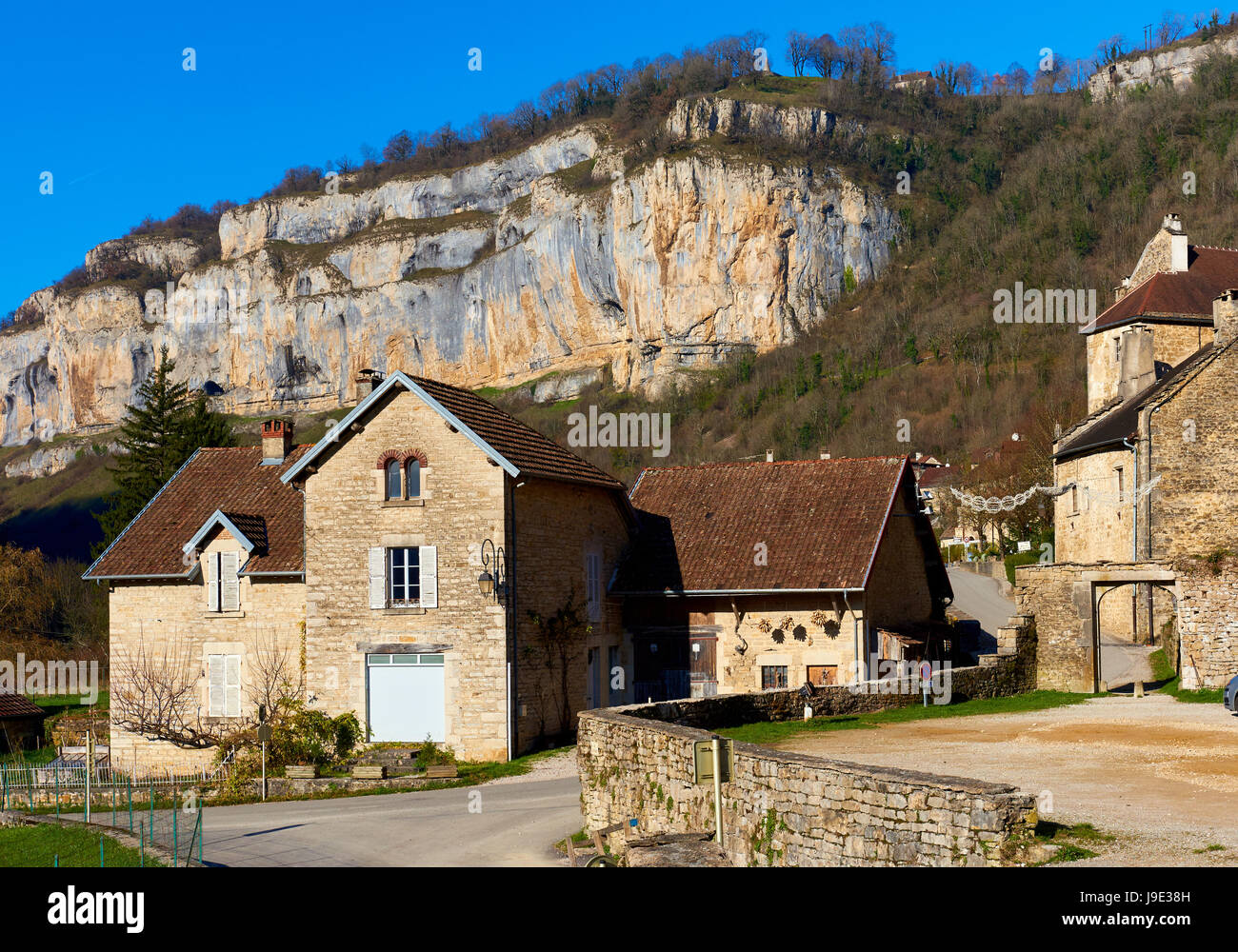 Zeigen Sie o Baume-Les-Messieurs Dorf im Département Jura von Franche-Comte an. Baume-Les-Messieurs gilt als eines der schönsten Dörfer Stockfoto