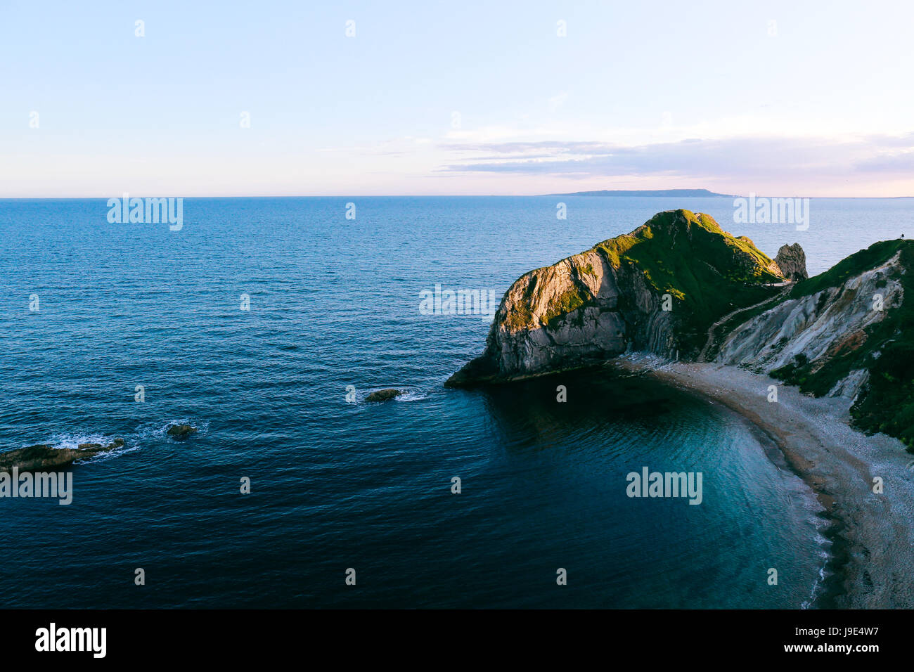 Vogelperspektive auf blauen Meer und Mann O'War Strand, Dorset, Jurassic Coast, UK bei Sonnenuntergang Stockfoto