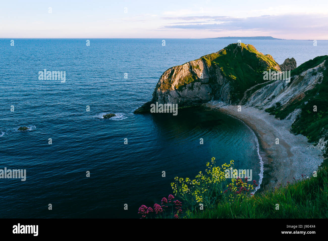 Vogels Auge Blick auf die atemberaubende blaue Meer und Mann O'War Strand, Jurassic Coast, UK bei Sonnenuntergang Stockfoto