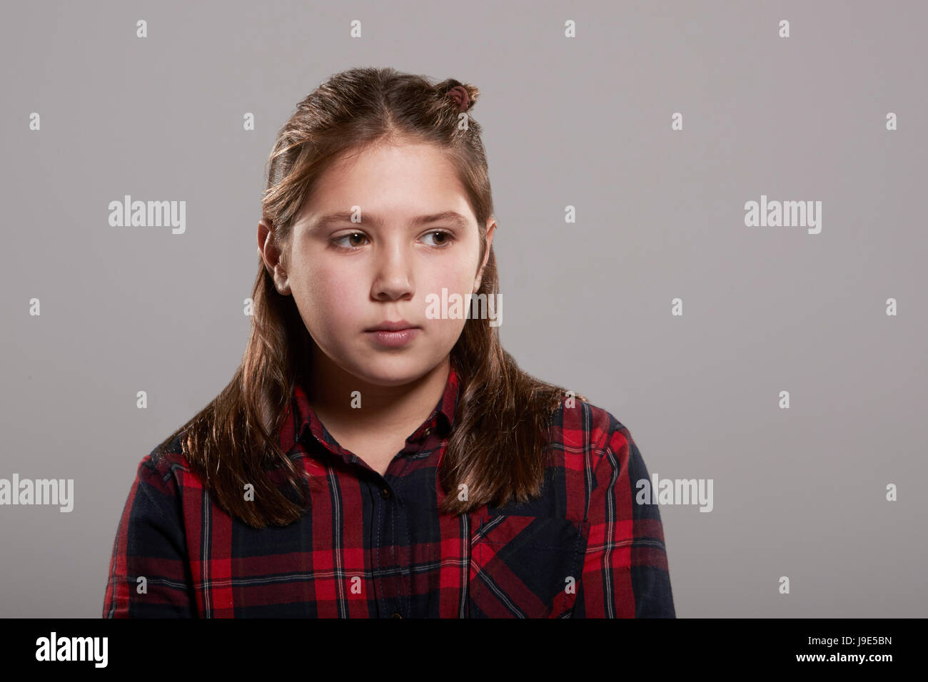 Zehn Jahre altes Mädchen wegsehen von Kamera, Kopf und Schultern Stockfoto