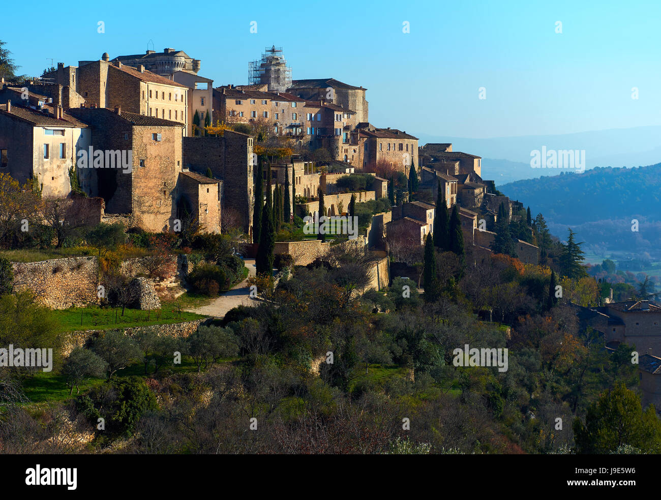 Blick auf die Gordes, ist ein sehr schönes Bergdorf in Frankreich. Region Provence-Alpes-Cote d ' Azur Stockfoto