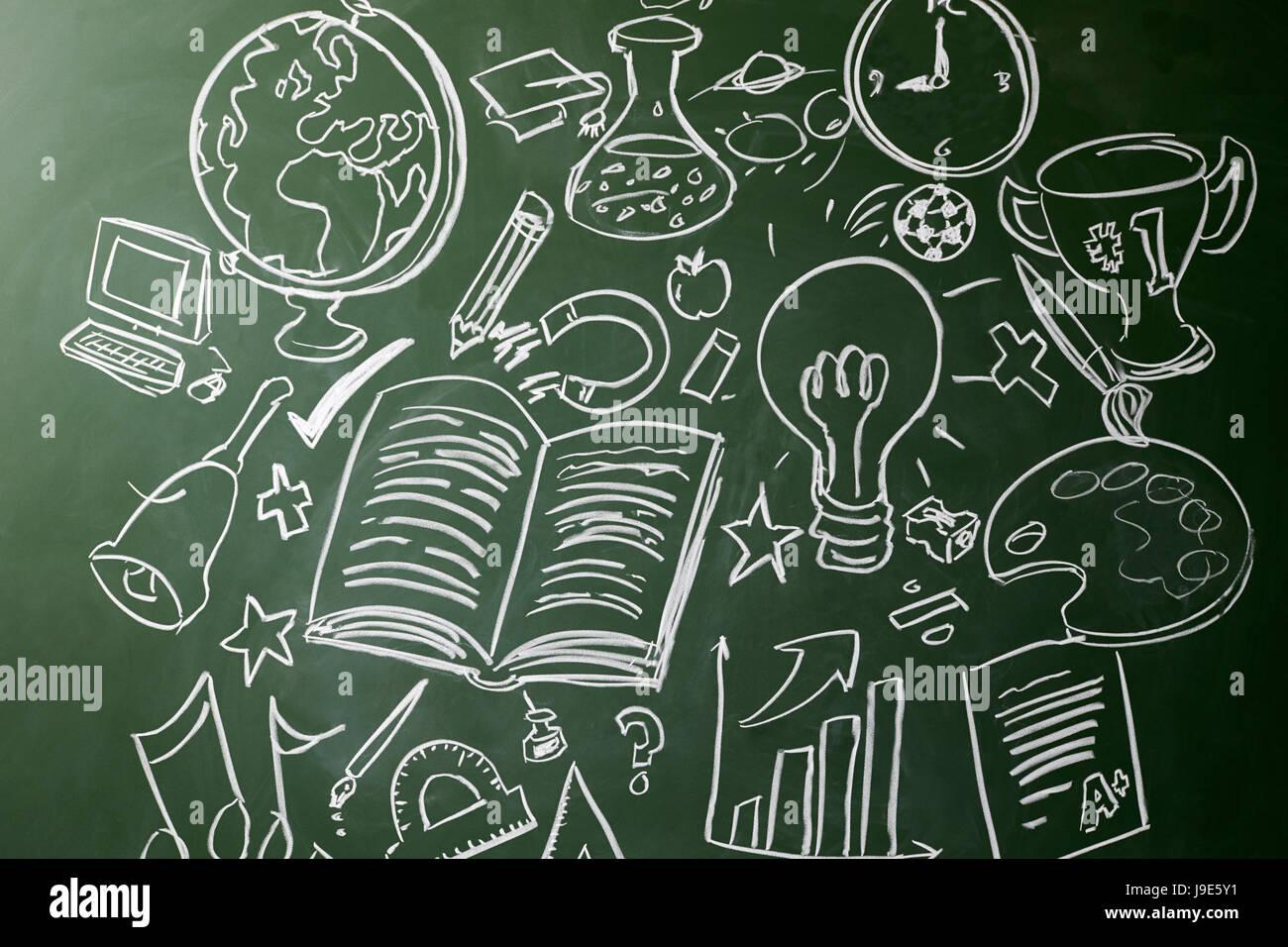 Handgezeichnete Symbole Schulfächer auf einer Kreidetafel Stockfoto