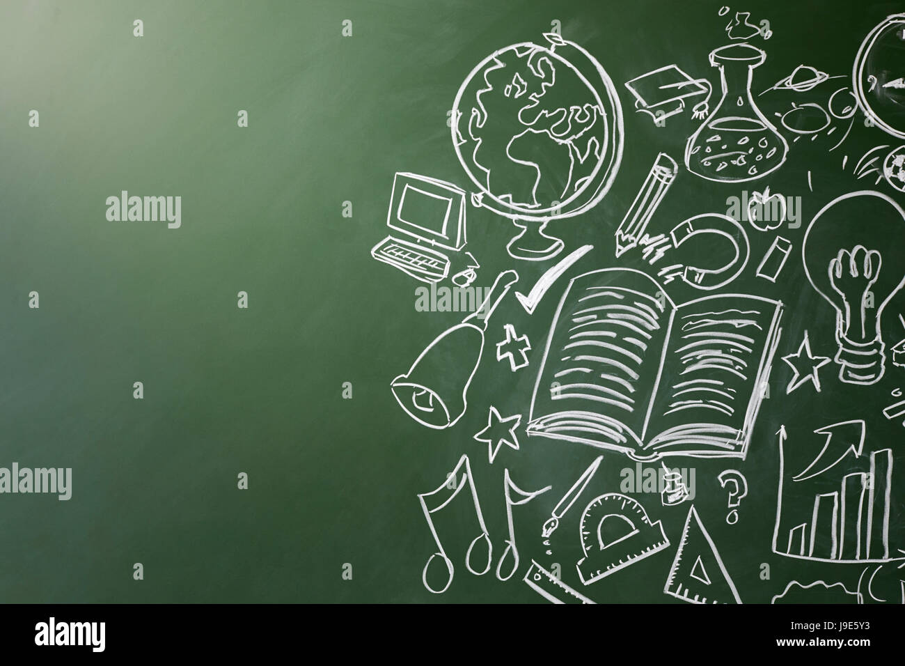 Gezeichnete Symbole Schulfächer auf einer Kreidetafel, Textfreiraum Stockfoto