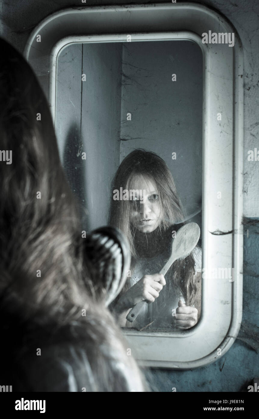 Horror Madchen Im Spiegel Stockfotografie Alamy