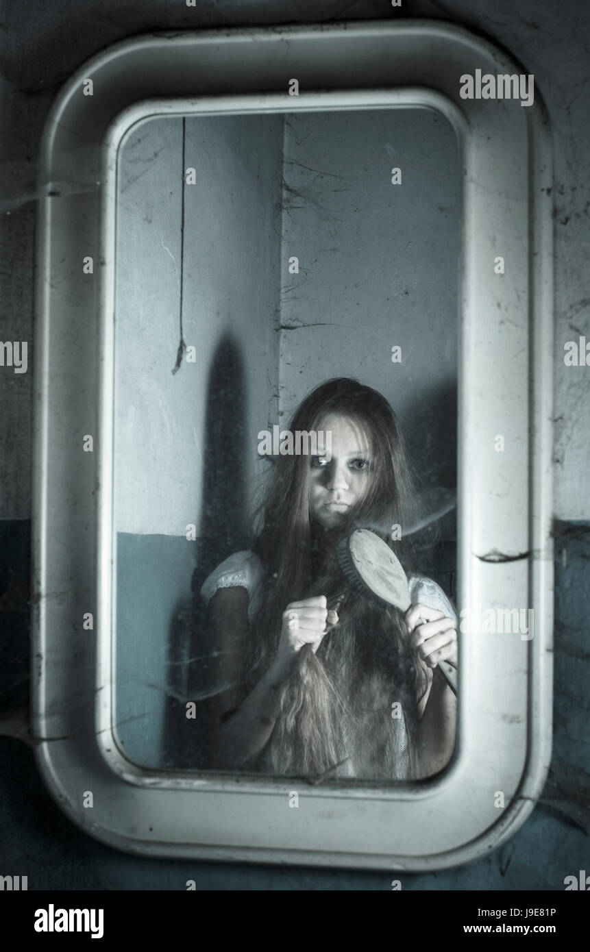 Horror Madchen Im Spiegel Stockfotografie Alamy