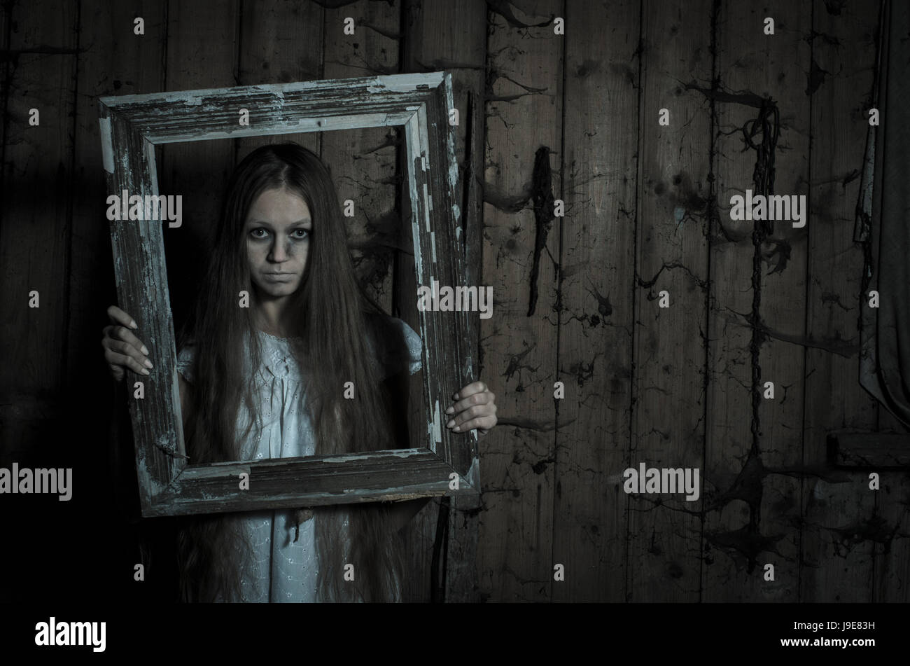 Horror Mädchen in weißem Kleid Stockfotografie - Alamy