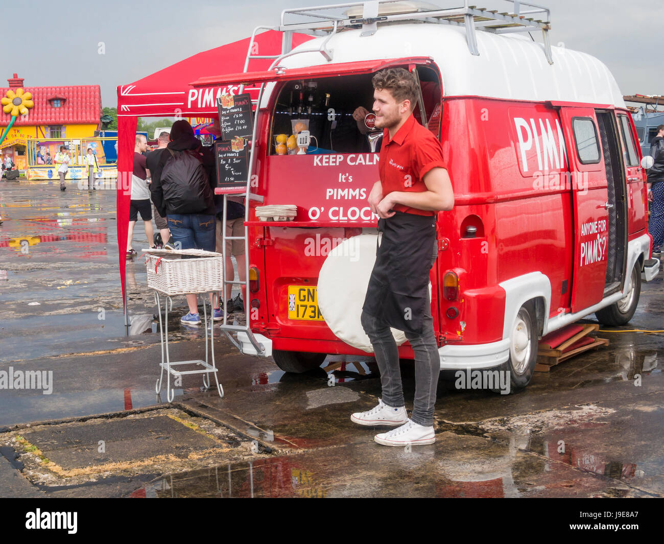 Ein Anbieter mit Acolourful roten van bietet Pimms alkoholisches Getränk auf Skylive Airshow in Durham Tees Valley Airport 2017 Stockfoto