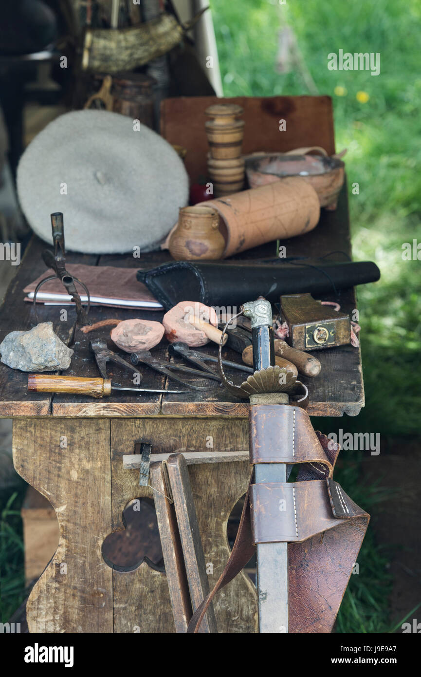 Tabelle der englischen Bürgerkrieg Waffen und Werkzeuge in ein Lager bei einem Sealed Knot englischen Civil War Reenactment Event. VEREINIGTES KÖNIGREICH. Vintage-Filter angewendet Stockfoto