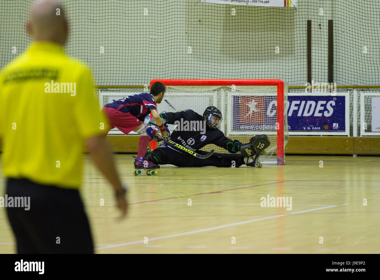 Vila Praia de Ancora, Portugal - 13. Mai 2017: Match zwischen ADJ Vila Praia - Gulpilhares gegen für die 2. nationale Hockey-Meisterschaft auf Schlittschuhen. Stockfoto