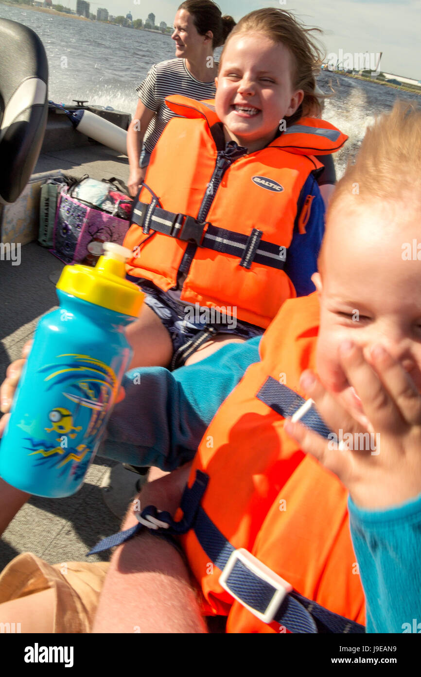 Lustige Familie Aktivität im Speed-Boot Stockfoto
